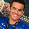 Futbolista Pedro Rodríguez con copa EuropaLeague