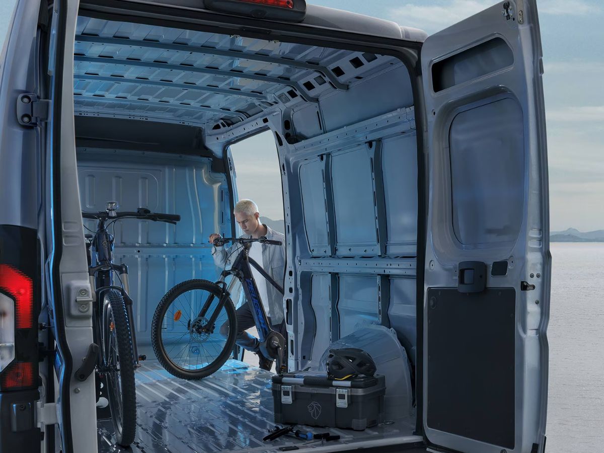 Foto trasera de la Peugeot E-Boxer abierta