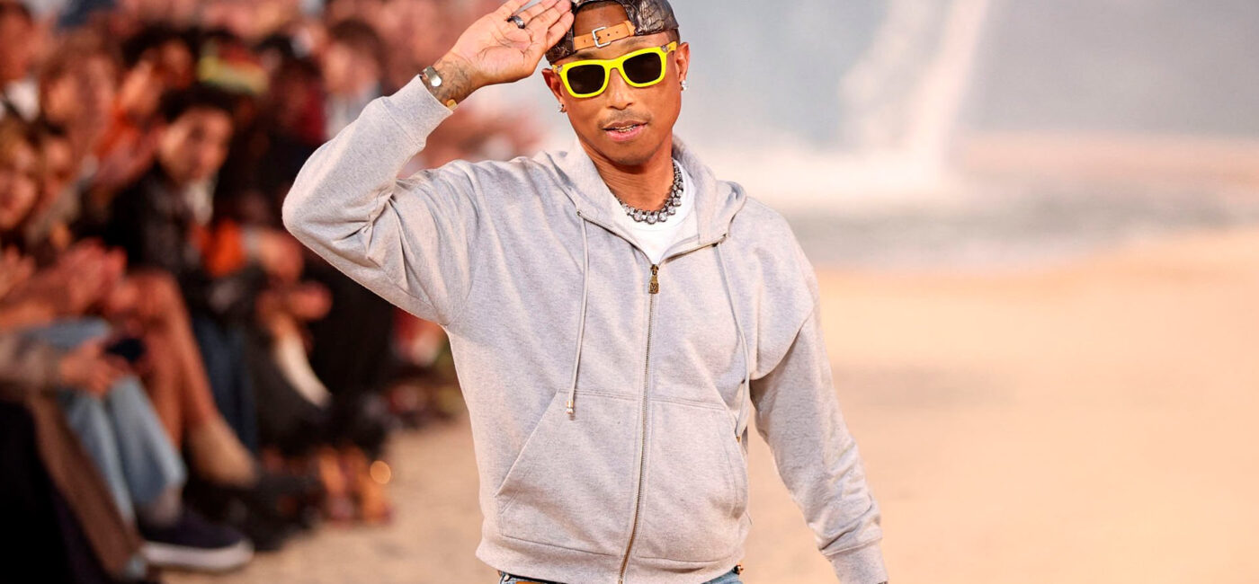Pharrell Williams saluda al público tras presentar las creaciones de la colección de moda masculina de Louis Vuitton para la temporada primavera/verano 2027.