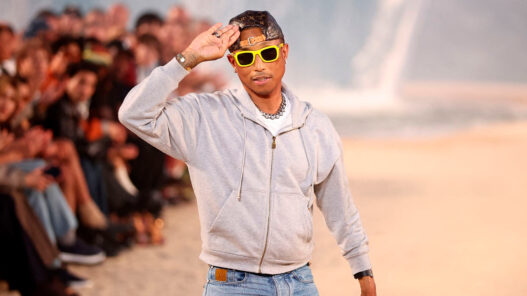 Pharrell Williams saluda al público tras presentar las creaciones de la colección de moda masculina de Louis Vuitton para la temporada primavera/verano 2027.