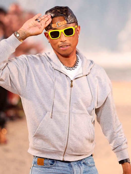 Pharrell Williams saluda al público tras presentar las creaciones de la colección de moda masculina de Louis Vuitton para la temporada primavera/verano 2027.