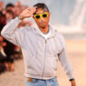 Pharrell Williams saluda al público tras presentar las creaciones de la colección de moda masculina de Louis Vuitton para la temporada primavera/verano 2027.