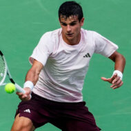 Rafa Jódar ya ha ganado 2,6 millones de dólares a los 19 años: lo que cobra en Shanghái y qué marcas le visten Rafa Jódar jugando al tenis Shanghái