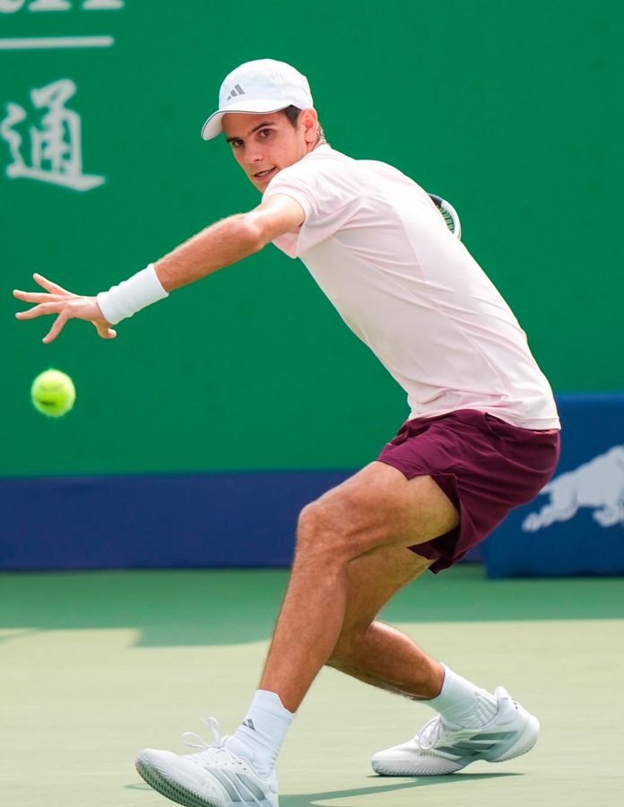 Rafa Jódar jugando al tenis en Shanghái