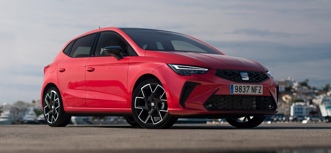 Nuevo SEAT Ibiza FR rojo visto de tres cuartos delantero con llantas de 18 pulgadas
