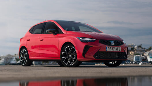 Nuevo SEAT Ibiza FR rojo visto de tres cuartos delantero con llantas de 18 pulgadas