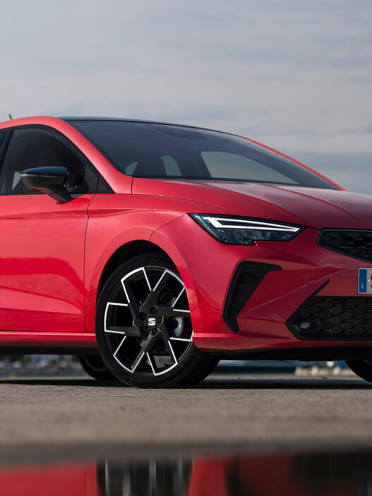 Nuevo SEAT Ibiza FR rojo visto de tres cuartos delantero con llantas de 18 pulgadas