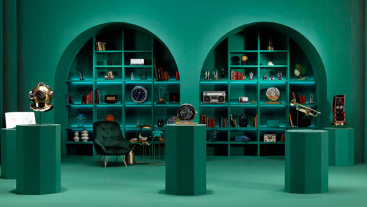 Sala verde de The Watch Keepers de Audemars Piguet con vitrinas de relojes y el logotipo de la plataforma