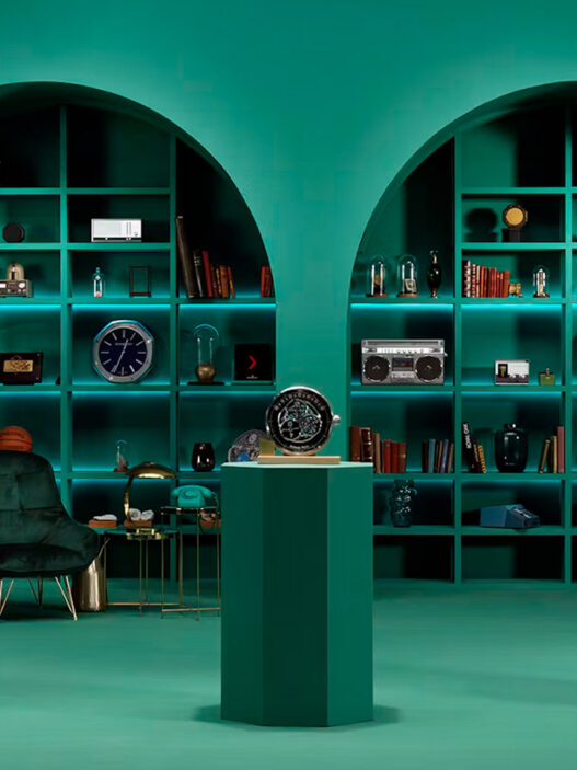 Sala verde de The Watch Keepers de Audemars Piguet con vitrinas de relojes y el logotipo de la plataforma