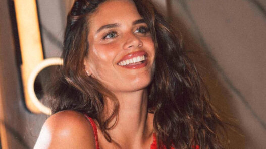 Sara Sampaio con vestido rojo