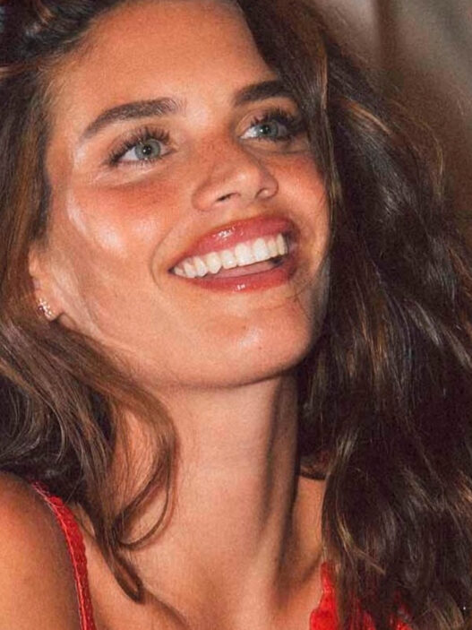 Sara Sampaio con vestido rojo