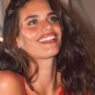 Sara Sampaio con vestido rojo