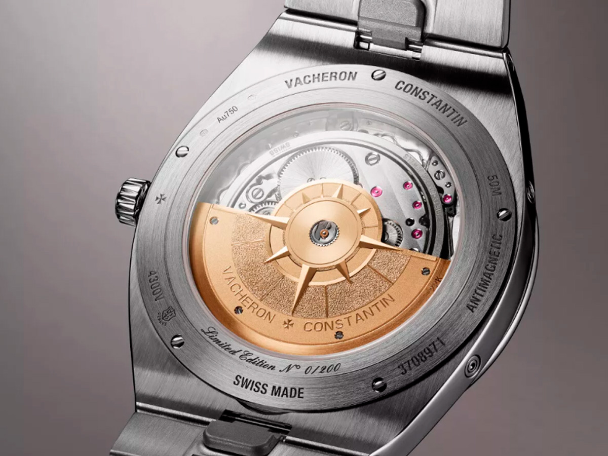 Parte trasera de la caja del VACHERON CONSTANTIN OVERSEAS CALENDARIO PERPETUO ULTRAPLANO DE ESFERA AZUL
