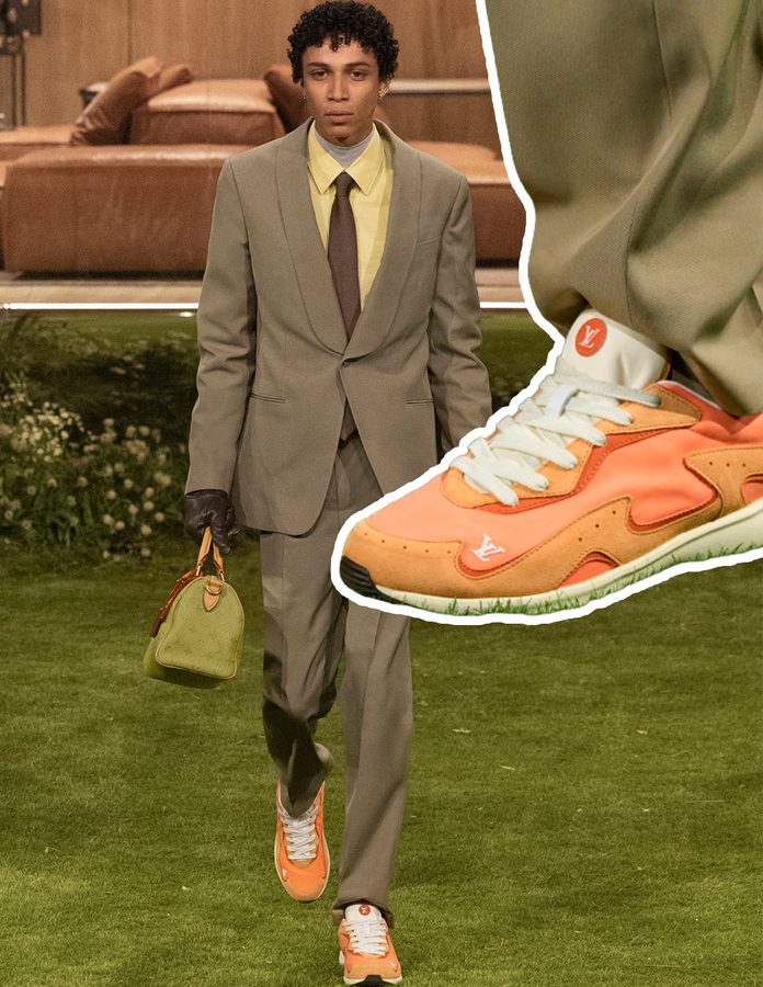 Modelo con traje marrón y zapatillas Louis Vuitton LV Drop 300 en color naranja en el desfile masculino otoño-invierno 2026