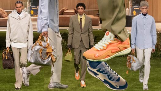 Varios modelos con bolsos Speedy y zapatillas Louis Vuitton LV Drop 300 en el desfile masculino otoño-invierno 2026 de Pharrell Williams