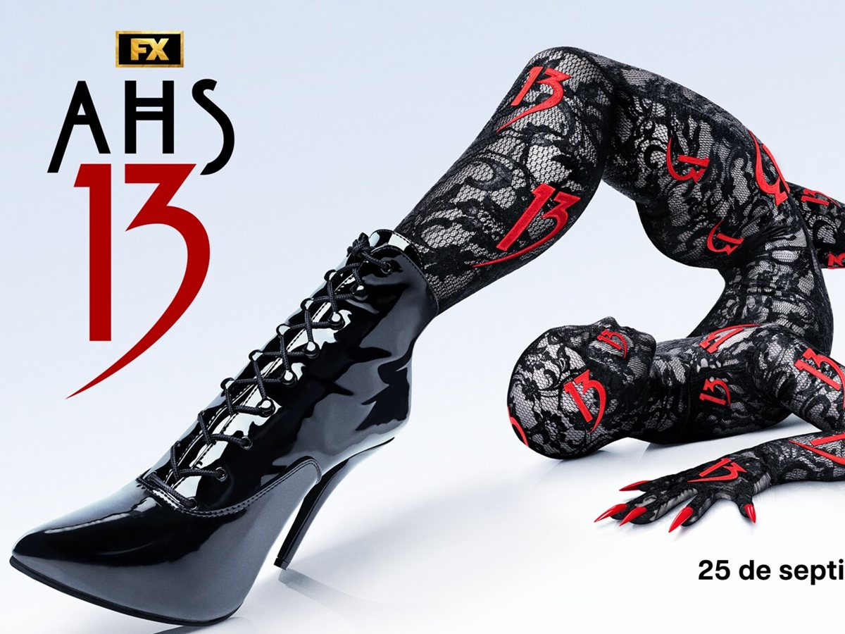 Cartel de la temporada 13 de American Horror Story: una figura cubierta de encaje negro con el número 13 en rojo y un botín de charol