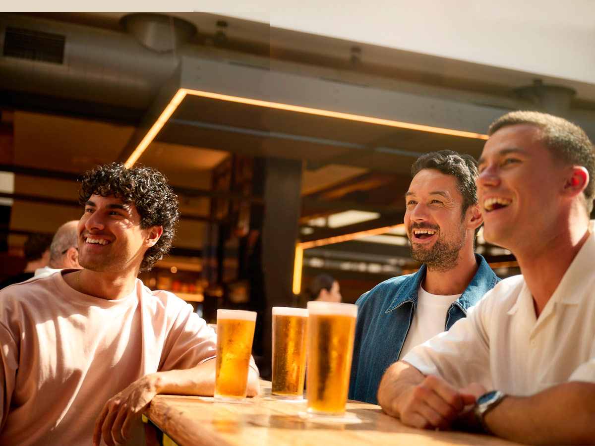 Amigos bebiendo cerveza en un bar