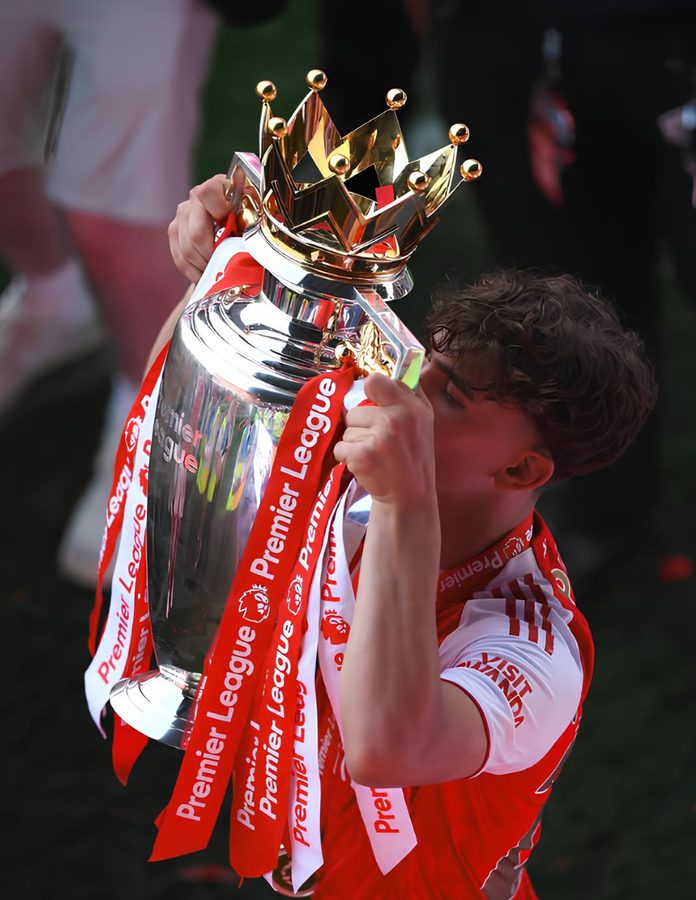 Foto de Max Dowman con la copa de la Premier League