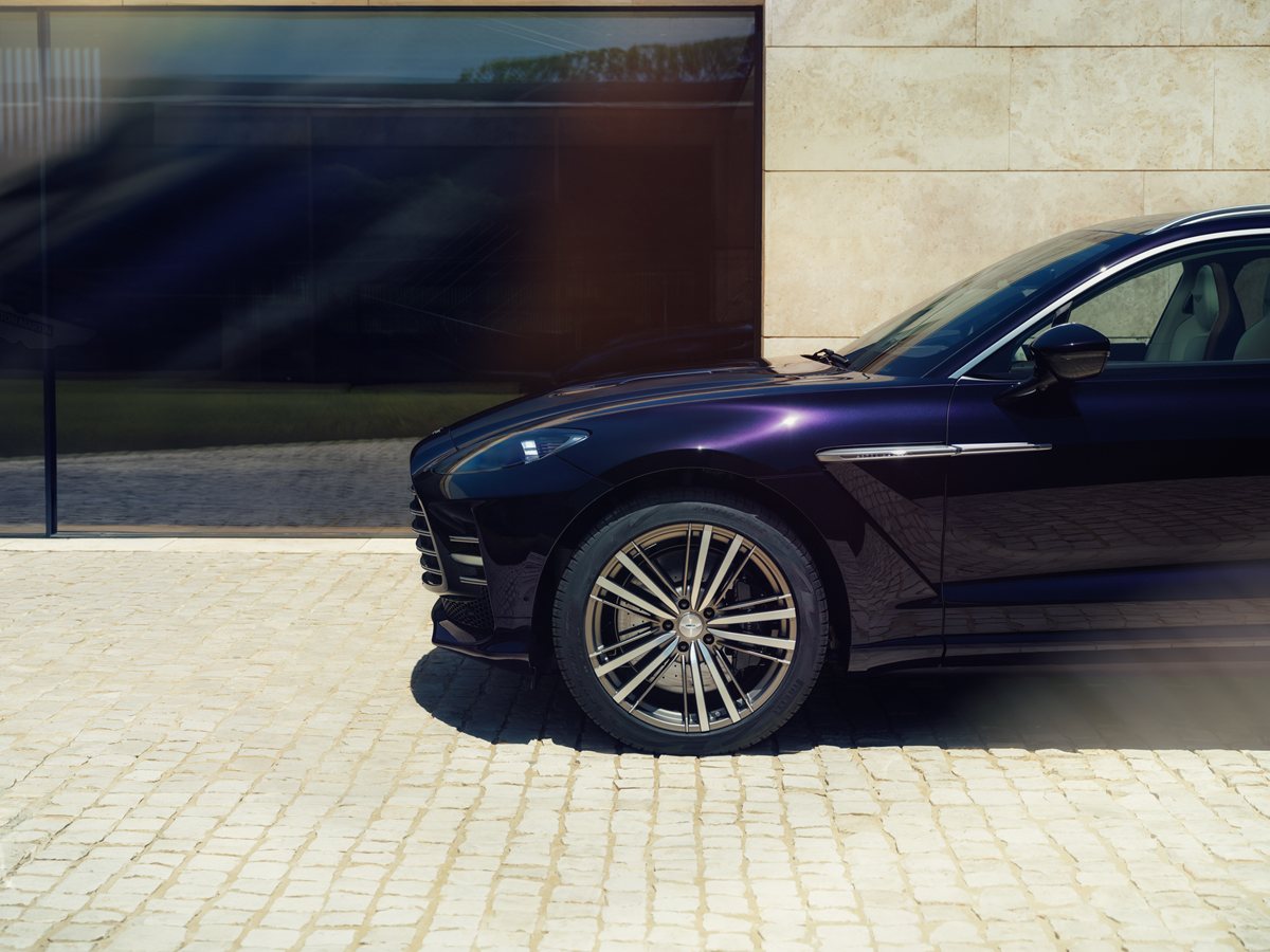 Detalle del frontal y la llanta de 22 pulgadas del Aston Martin DBX GT