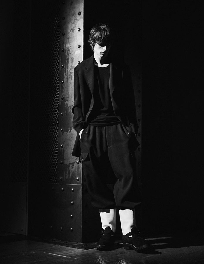 Modelo con botas Yohji Yamamoto x WESCO