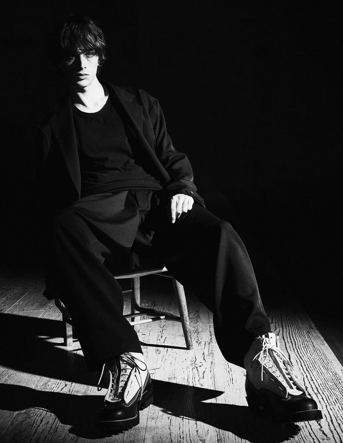 Modelo con botas Yohji Yamamoto x WESCO