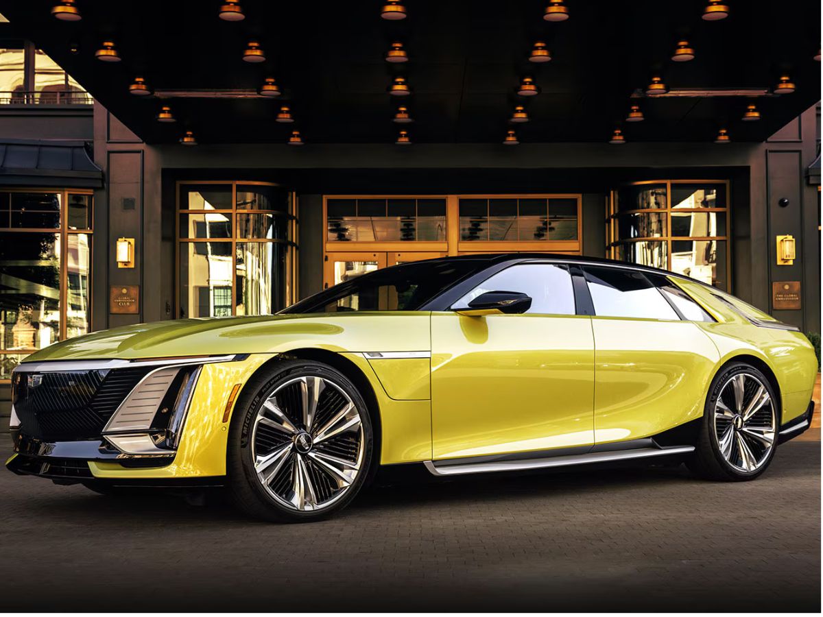 Imagen del Cadillac CELESTIQ en color amarillo