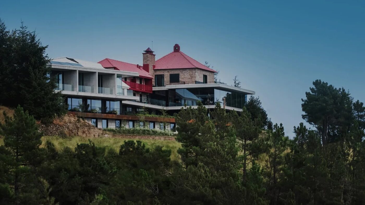Casa de São Lourenço, hotel de la Serra da Estrela con la antigua pousada de tejado rojo y el cuerpo nuevo de hormigón y cristal entre pinos