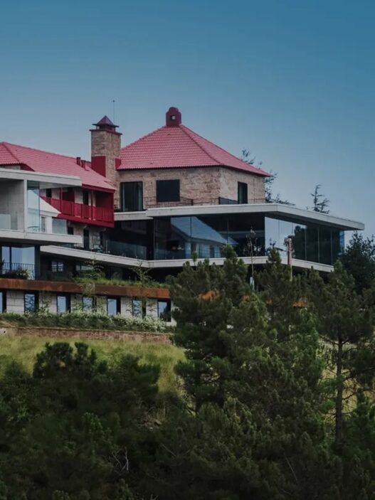 Casa de São Lourenço, hotel de la Serra da Estrela con la antigua pousada de tejado rojo y el cuerpo nuevo de hormigón y cristal entre pinos