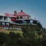 Casa de São Lourenço, hotel de la Serra da Estrela con la antigua pousada de tejado rojo y el cuerpo nuevo de hormigón y cristal entre pinos