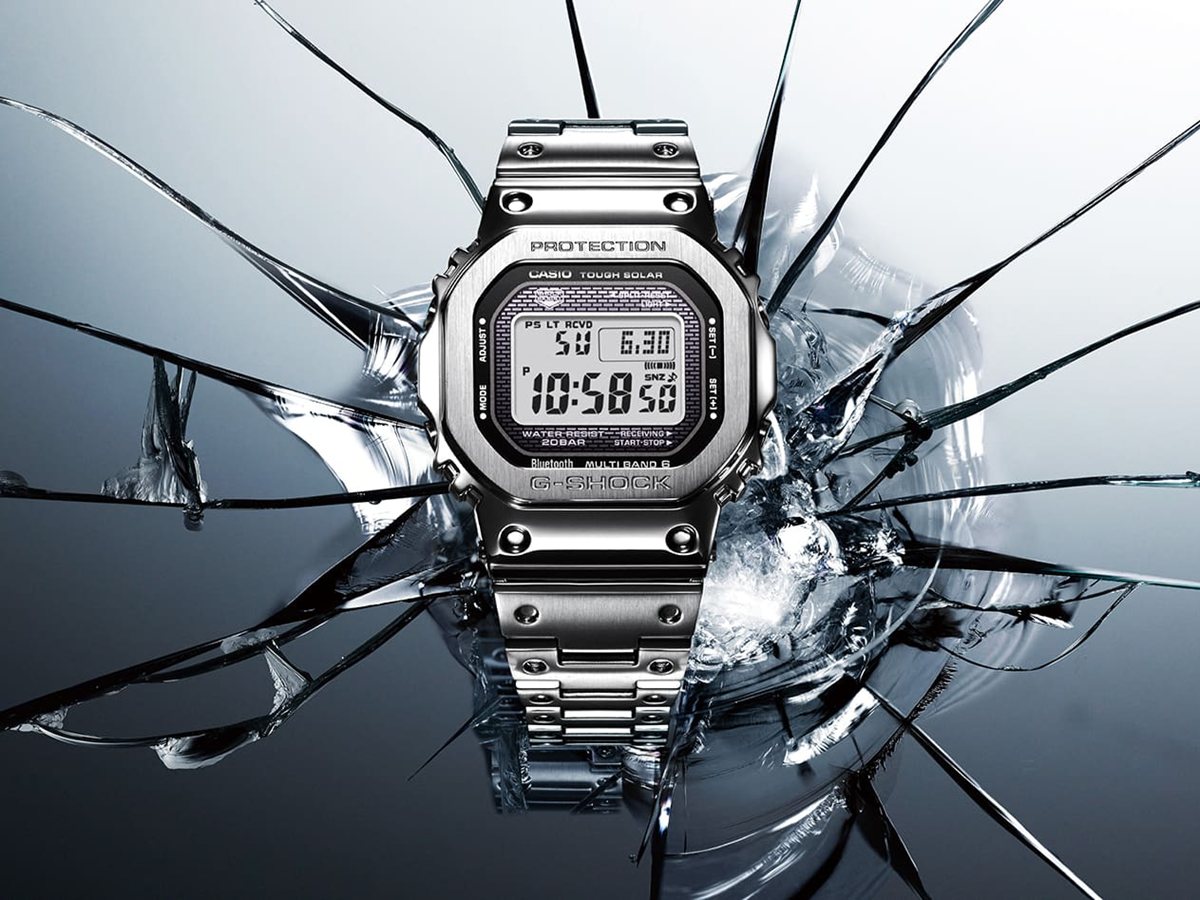 Casio G-Shock GMW-B5000D-1 de acero con brazalete metálico sobre un cristal roto