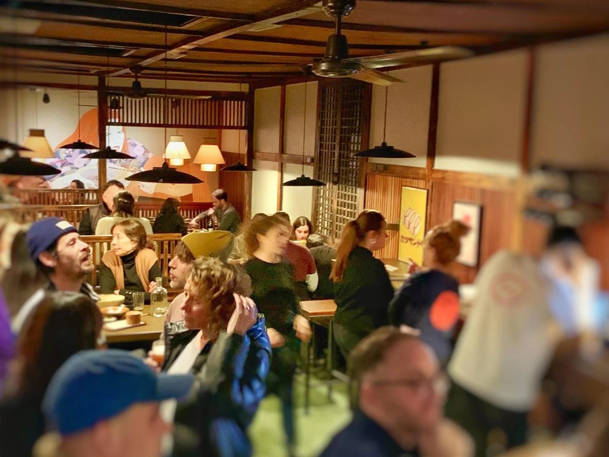 Sala con barra y mesas de Chuka Ramen Bar en la calle Echegaray, 9, Madrid