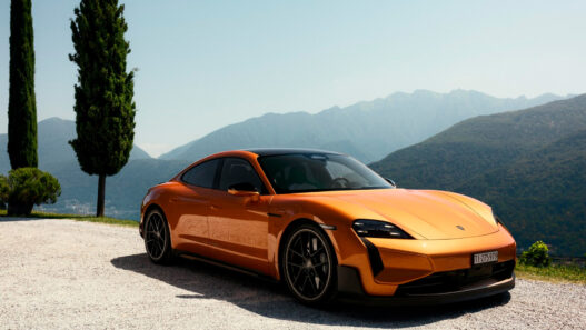 Porsche Taycan Turbo GT naranja
