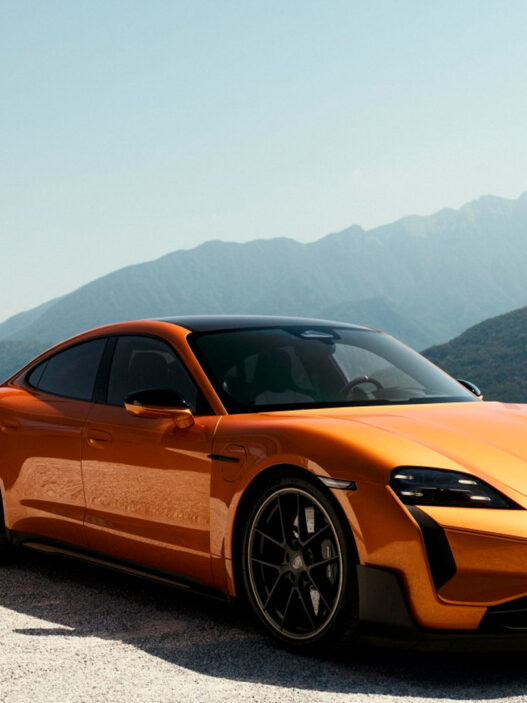 Porsche Taycan Turbo GT naranja