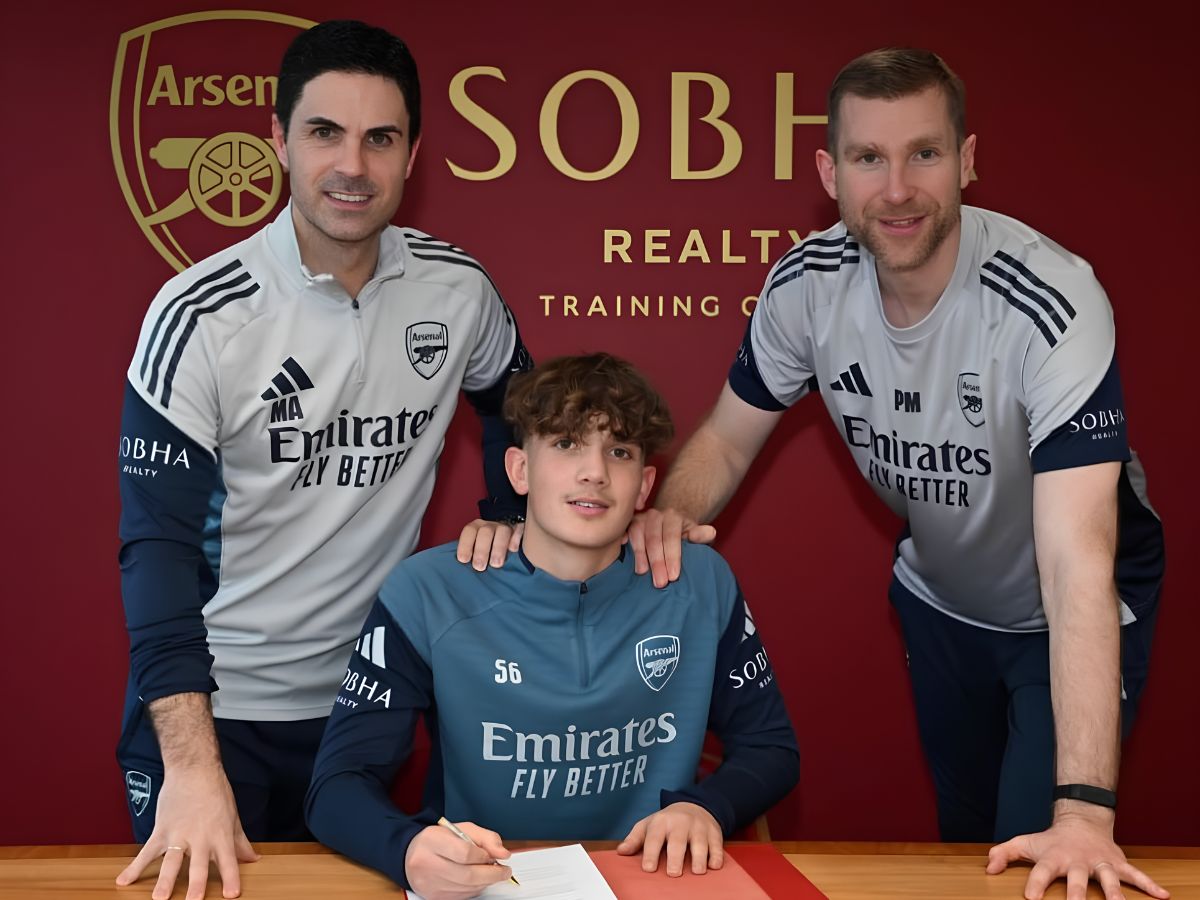 Imagen de Max Dowman firmando con el Arsenal