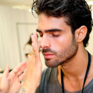 Las expertas coinciden: "Estas son las cremas para la cara que los hombres de 40 años deberían usar" Modelo Juan Bettancourt poniéndose crema en la cara en backstage desfile