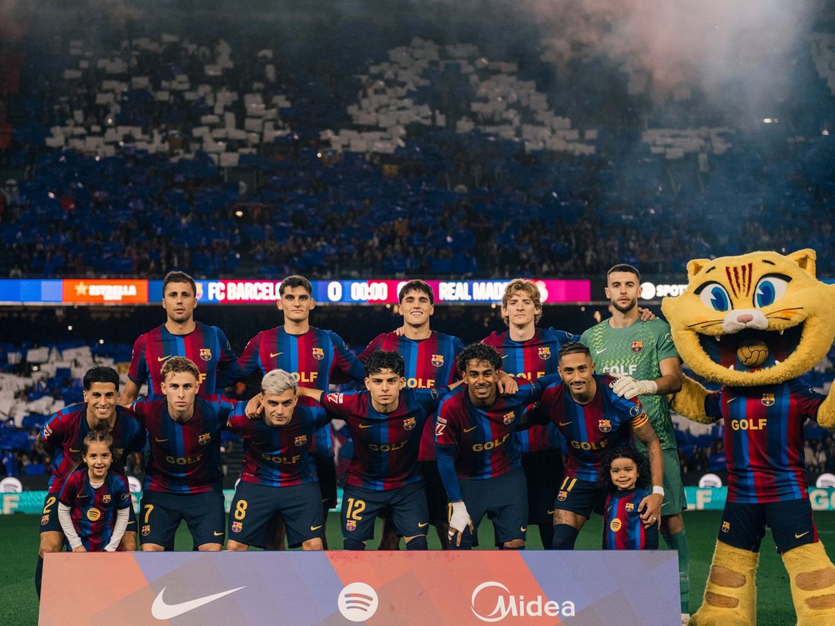 Once inicial del FC Barcelona con Lamine Yamal ante el mosaico del Clásico en el Spotify Camp Nou
