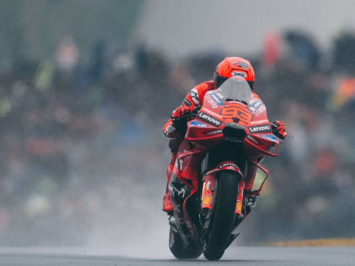 Marc Márquez pilota la Ducati número 93 del Ducati Lenovo Team bajo la lluvia, con las gradas al fondo