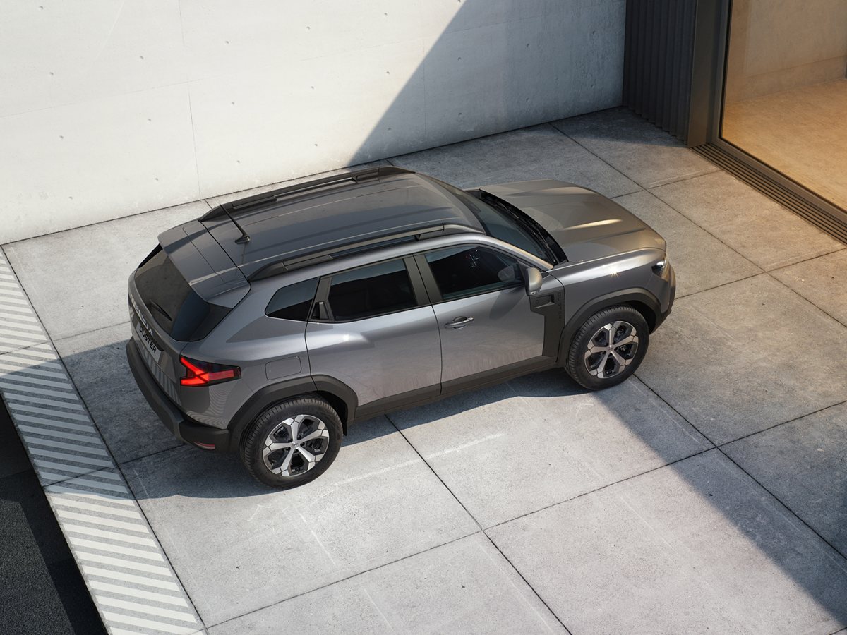 Dacia Duster de tres cuartos delantero en un camino, imagen oficial de la ficha de dacia.es