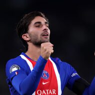 Ya es oficial: Ferran Torres tiene coche nuevo, un todoterreno de más de 200.000 euros que ha estrenado por las calles de París Imagen de Ferran Torres celebrando con el PSG
