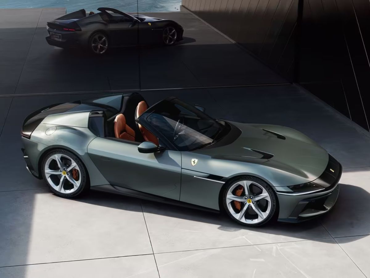 Foto del Ferrari 12Cilindri Spider con el techo retráctil abierto