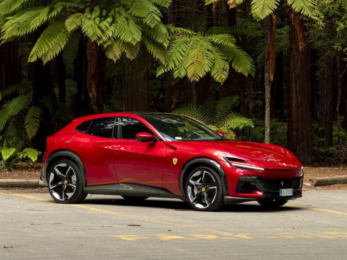 Imagen del Ferrari Purosangue entre árboles