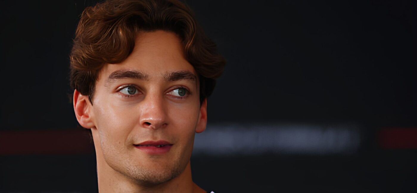 Foto de George Russell en el GP de Bahréin en Malasia hablando con los medios