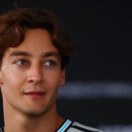 Foto de George Russell en el GP de Bahréin en Malasia hablando con los medios