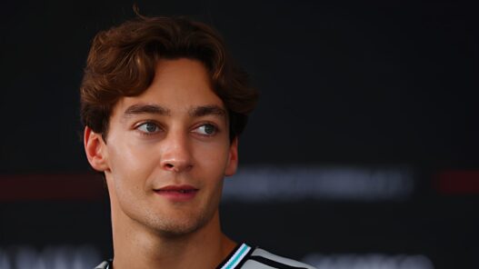 Foto de George Russell en el GP de Bahréin en Malasia hablando con los medios