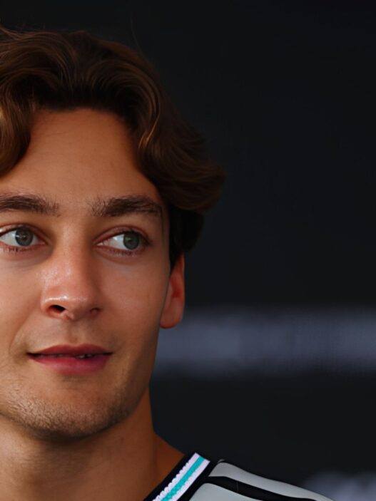 Foto de George Russell en el GP de Bahréin en Malasia hablando con los medios