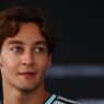 Foto de George Russell en el GP de Bahréin en Malasia hablando con los medios