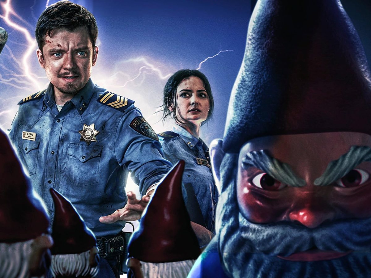 Asa Butterfield, de uniforme de policía, y una compañera rodeados de gnomos de jardín con un rayo al fondo en el cartel de Gnomos