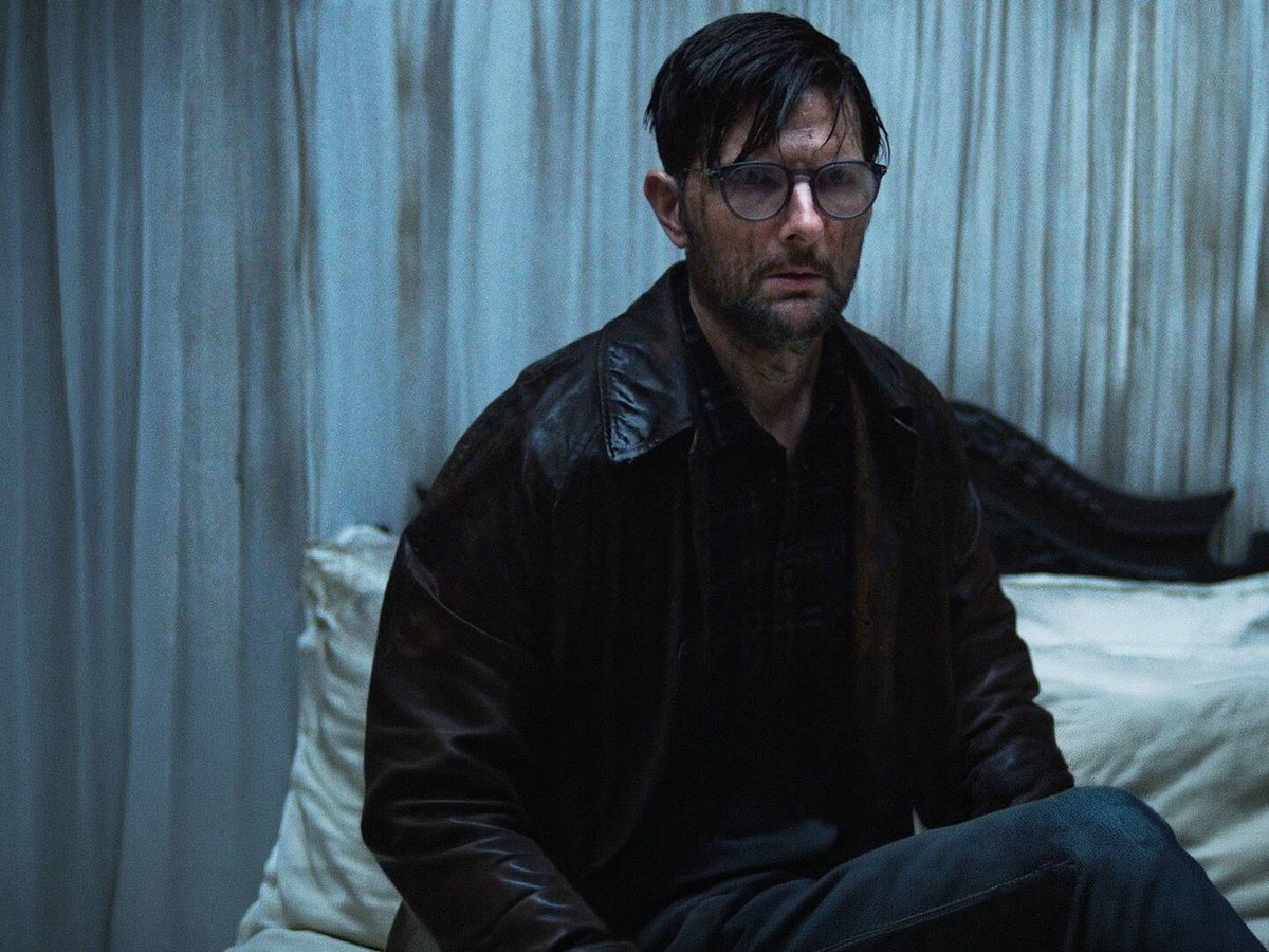 Adam Scott en una imagen oficial de Hokum, el thriller de terror sobrenatural que estrena Movistar Plus+