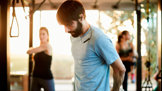 hombre de unos 30 años entrenando gimnasio