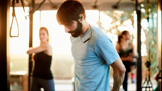 hombre de unos 30 años entrenando gimnasio
